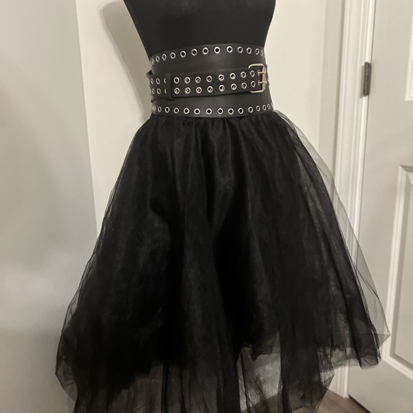 Twirl Ms. lady, in this A-line tulle petticoat midi skirt. Sassy & sweet. - Picture 2 of 7